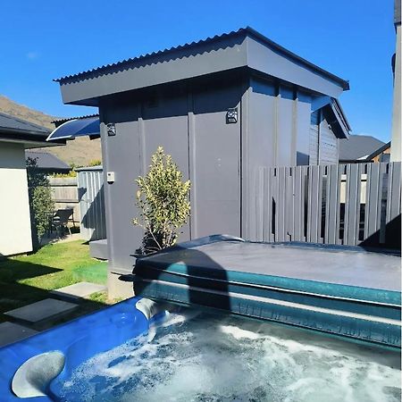 Gorgeous Cabin - Spa Pool! ควีนส์ทาวน์ ภายนอก รูปภาพ